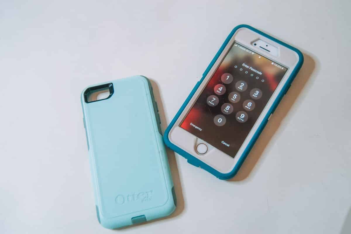 Comparing the otterbox defender and commuter